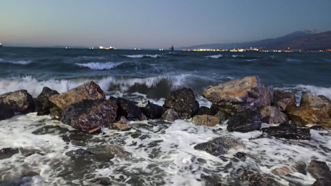 Deprem sonrası İskenderun'da korkutan görüntü: Sokaklar boşaltıldı 8